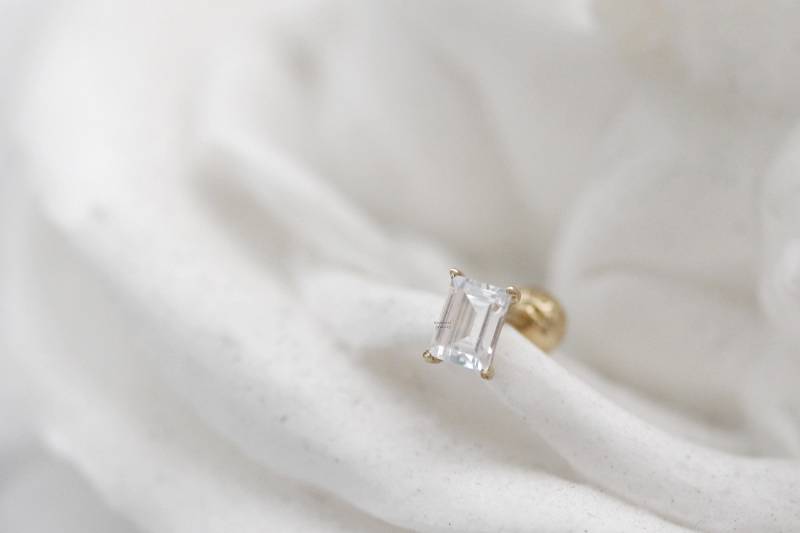 Zarte 14K Solid Gold Baguette Cubic Zirconia Ohrringe Mit Schraubenverschluss, Hypoallergene Ohrringe, Kleine Helix Piercing, Gauge, Tragus Ohrring von ARGENTTI