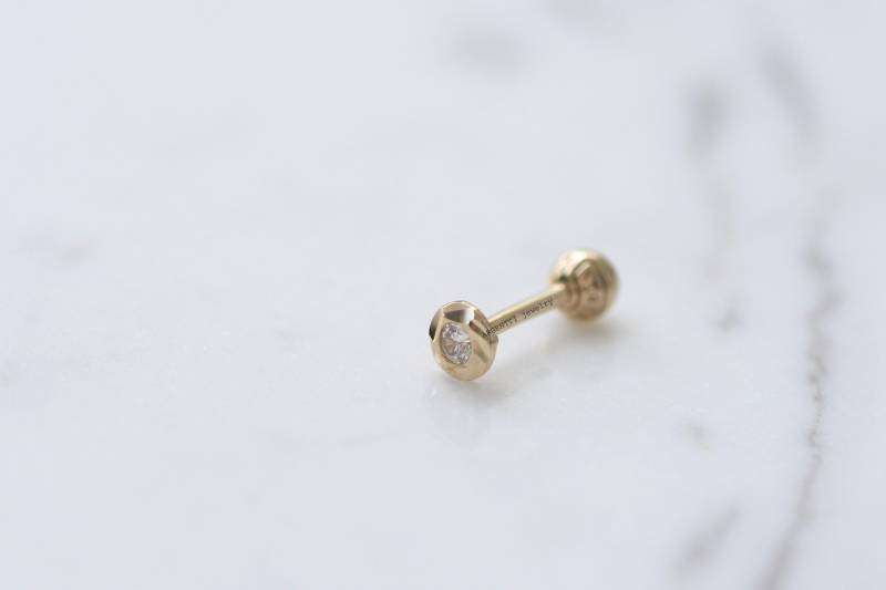 Zarte 14K Solid Gold Blume Cubic Zirconia Ohrringe, Hypoallergene Tiny Helix Piercing, Tragus Ohrring von ARGENTTI
