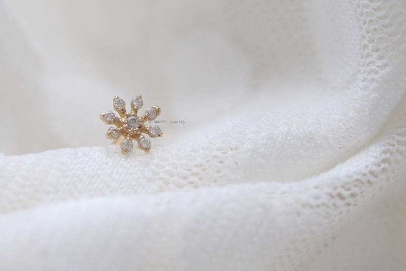 Zarte 14K Solid Gold Blume Cubic Zirconia Ohrringe, Hypoallergene Tiny Helix Piercing, Tragus Ohrring von ARGENTTI