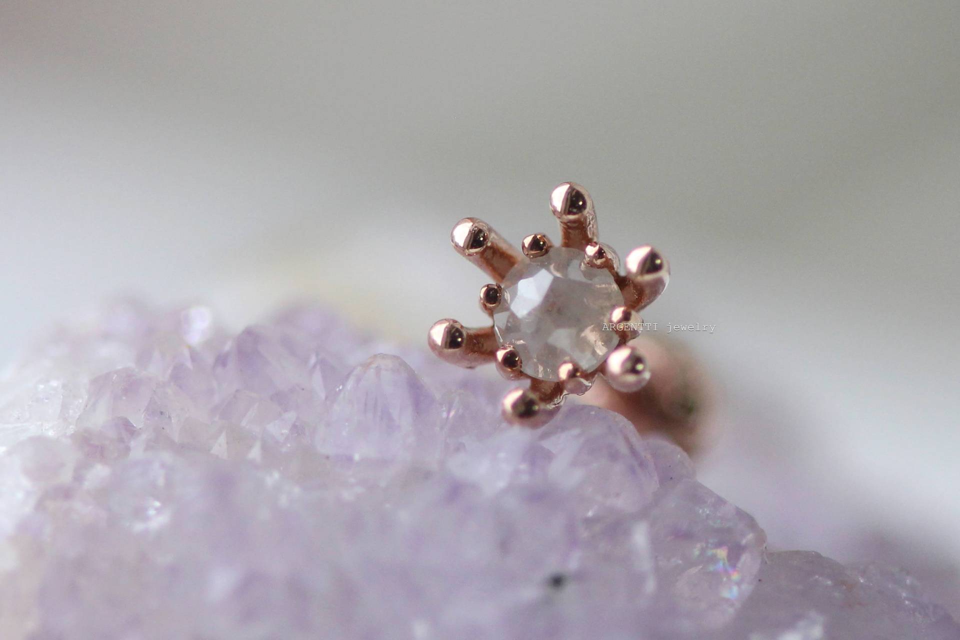 Zarte 14K Solid Gold Natürliche Rohdiamant, 0.1Ct Ohrring, Runde Gold Piercing, Hypoallergene Ohrringe, Hochzeitsschmuck, Helix Gauge von ARGENTTI