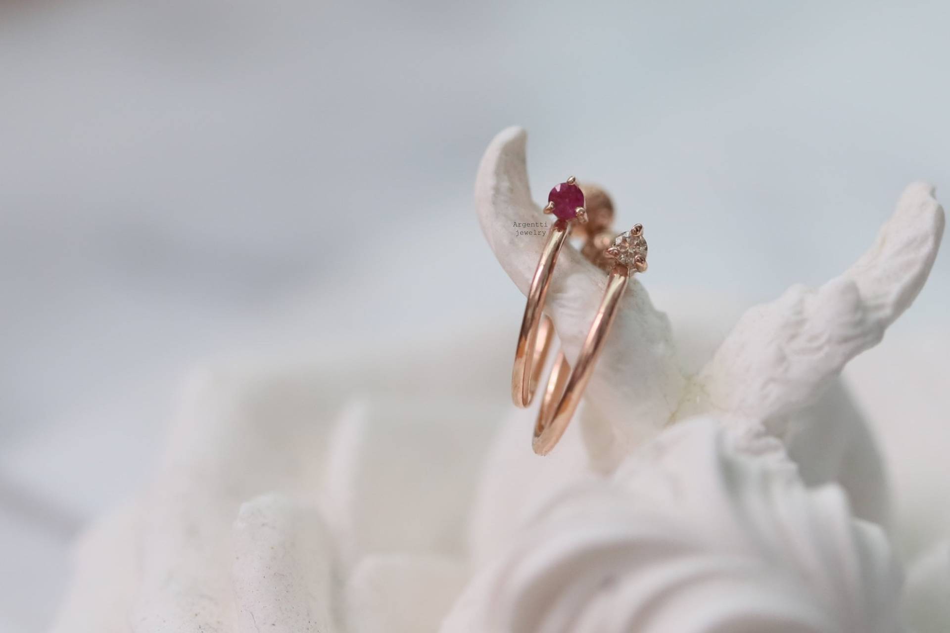 Zarte 14K Solid Gold Ohr Umarmt Creolen, Umarmung Ohrringe, Hypoallergene Curve Wire, Kleine Creolen von ARGENTTI