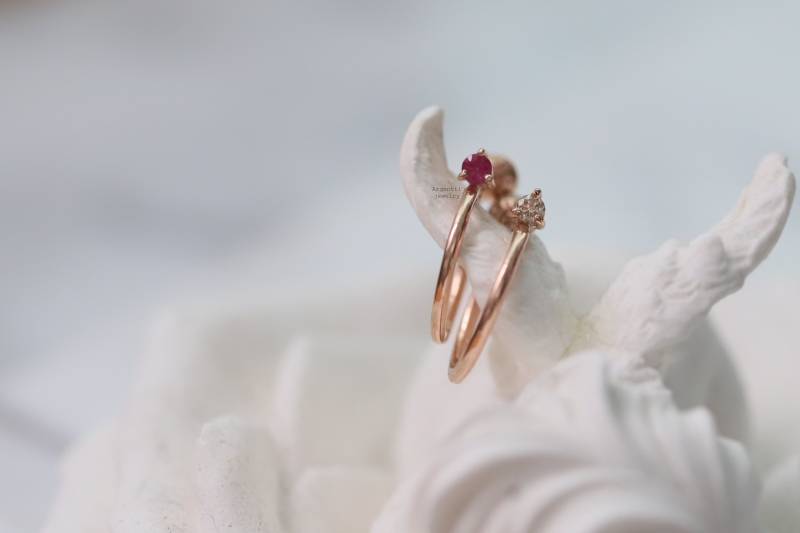 Zarte 14K Solid Gold Ohr Umarmt Creolen, Umarmung Ohrringe, Hypoallergene Curve Wire, Kleine Creolen von ARGENTTI