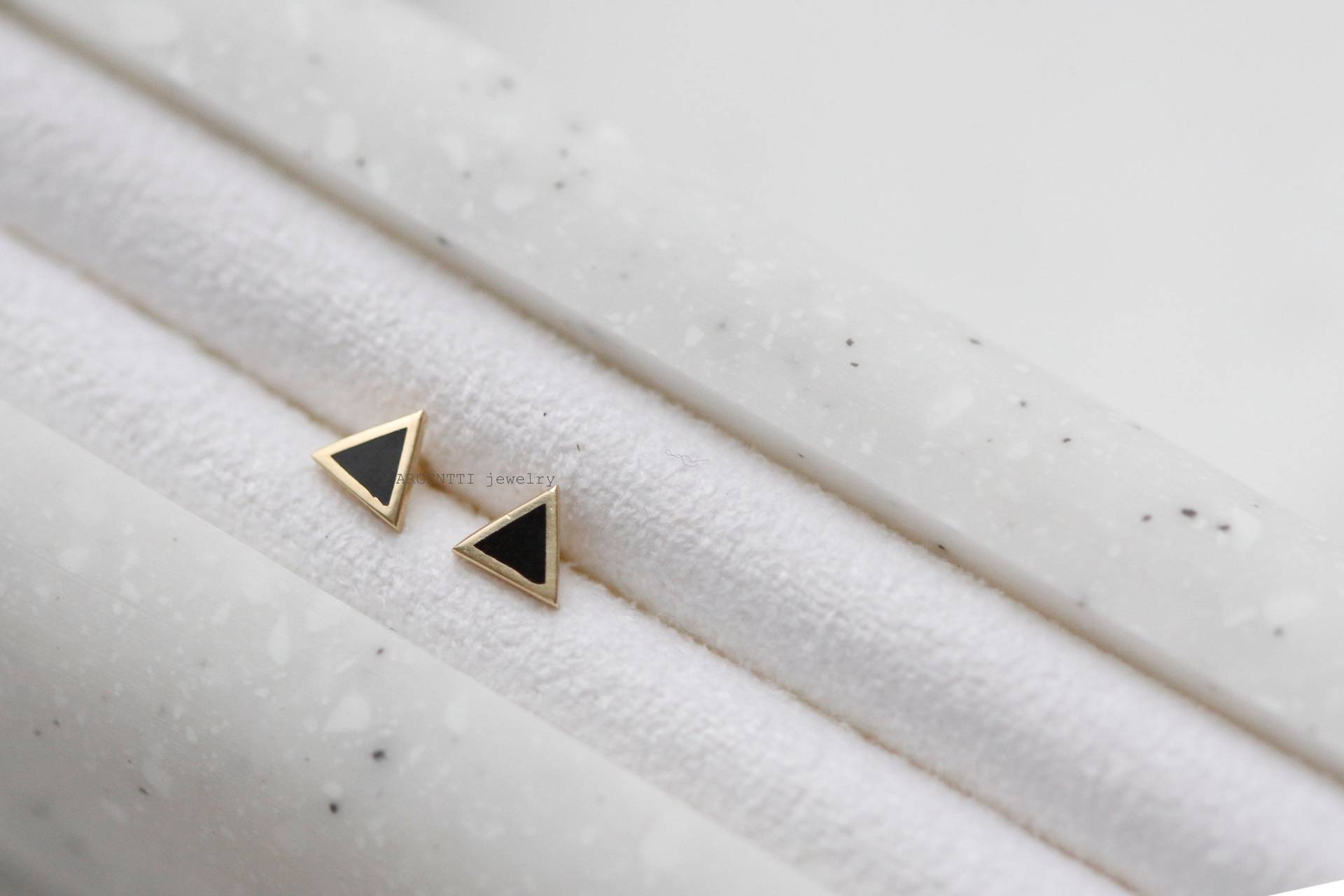 Zarte 14K Solid Gold Schwarzes Dreieck, Geschenk Für Sie, Mama, Hypoallergene Ohrringe, Kleine Goldohrring von ARGENTTI