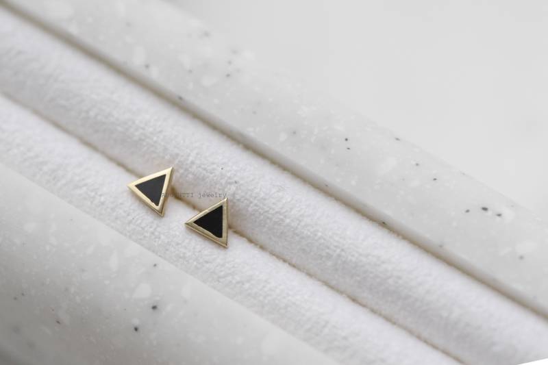Zarte 14K Solid Gold Schwarzes Dreieck, Geschenk Für Sie, Mama, Hypoallergene Ohrringe, Kleine Goldohrring von ARGENTTI