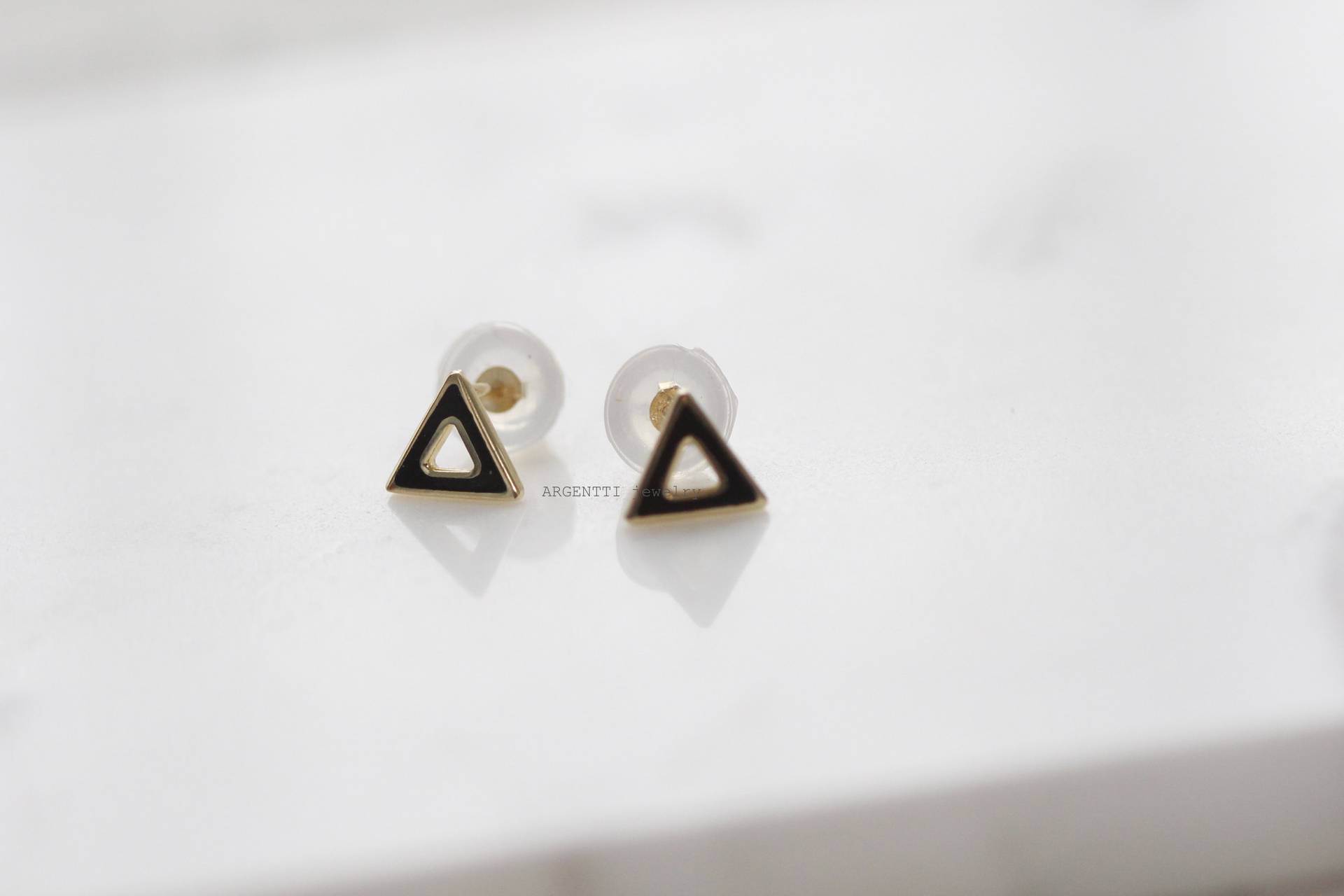 Zarte 14K Solid Gold Schwarzes Offenes Dreieck, Geschenk Für Sie, Mama, Hypoallergene Ohrringe, Kleine Goldohrring von ARGENTTI