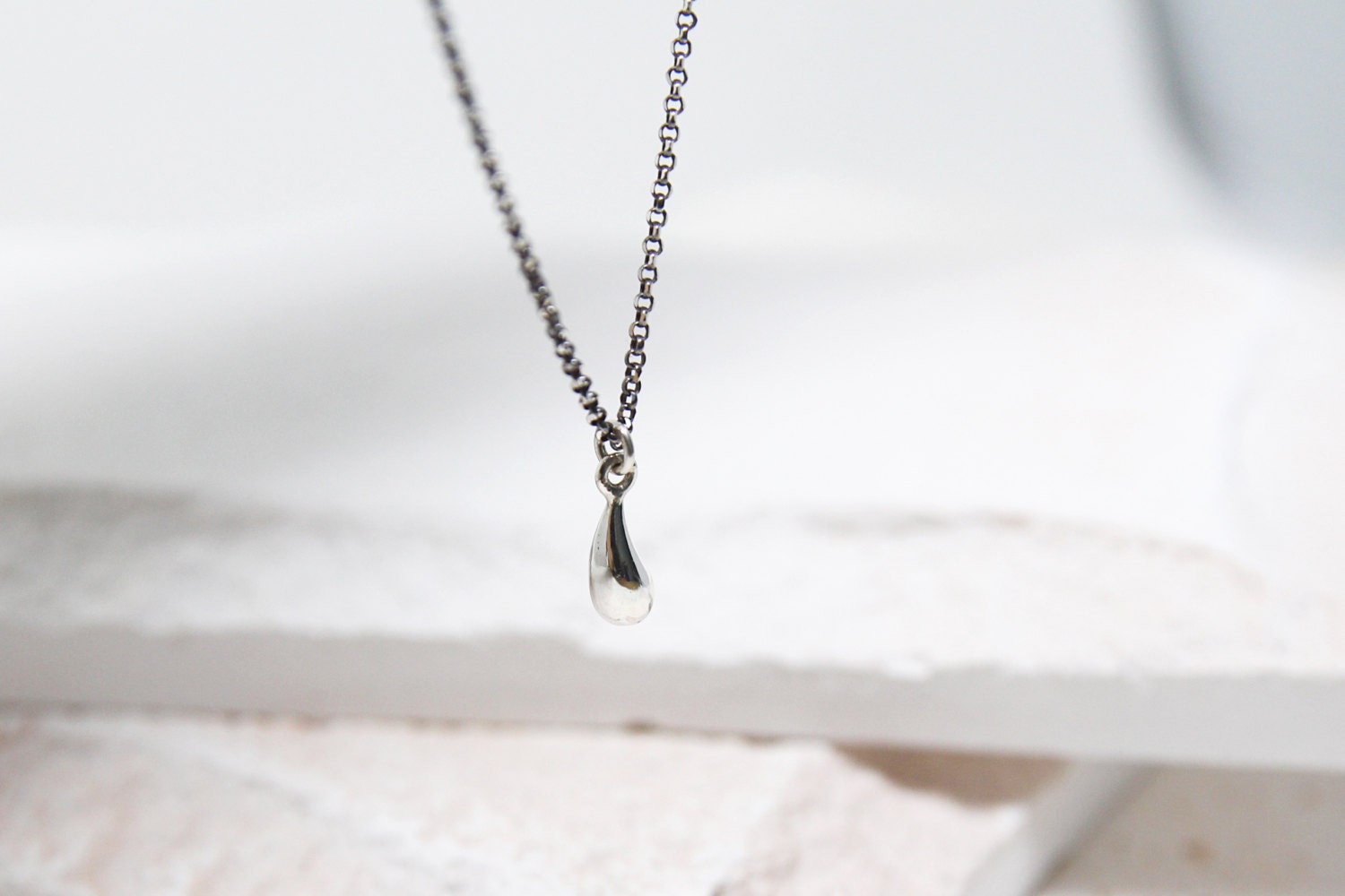Zwei Ton-Halskette, Tränen-Tropfen-Halskette, Oxidierte Halskette, Kettenhalskette, Misch-Metall-Halskette, Zarte Halskette, Anhänger-Halskette von ARGENTTI