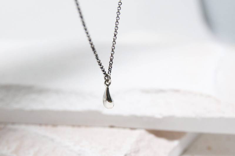 Zwei Ton-Halskette, Tränen-Tropfen-Halskette, Oxidierte Halskette, Kettenhalskette, Misch-Metall-Halskette, Zarte Halskette, Anhänger-Halskette von ARGENTTI