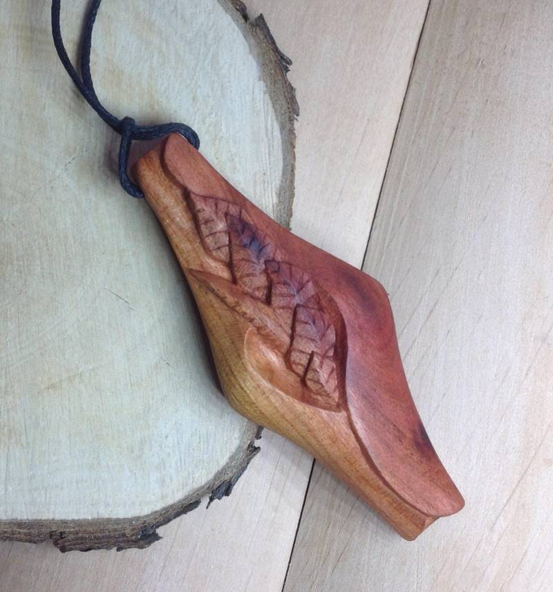 Holz Anhänger, Ukraine Holzschnitzerei, Holzschmuck, Handgemachte Holzschnitzerei, Tulpenblätter von ARHIDEUS