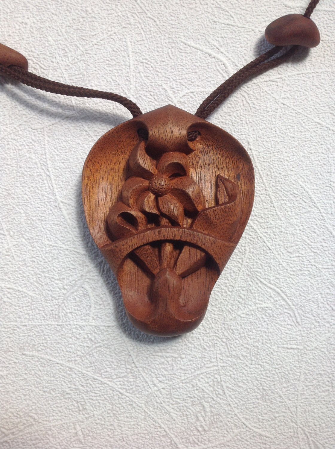 Holzschmuck, Massiver Anhänger Aus Mahagoniholz Geschnitzt, Holzschnitzerei, Öko-Holz, Holzschnitzerei Der Ukraine, Die Blume Wünsche von ARHIDEUS
