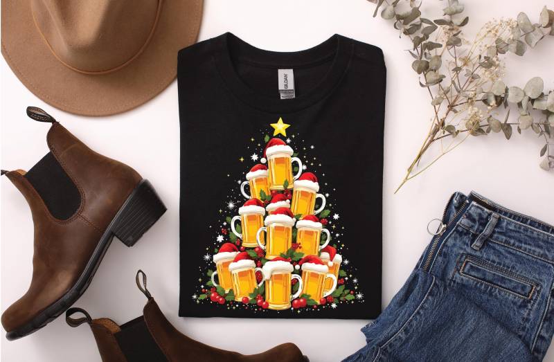 Lustiges Bier Weihnachtsbaum T-Shirt Herren Damen | Xmas Beer Tree Shirt Witziges Weihnachtsgeschenk Für Bierliebhaber & Party von ARIANDeutschland