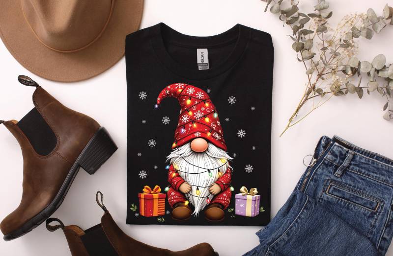 Weihnachtswichtel T-Shirt - Süßer Gnom Mit Geschenken & Schneeflocken Weihnachten Shirt Unisex, Lustiges Xmas Motiv, Geschenkidee Winter von ARIANDeutschland