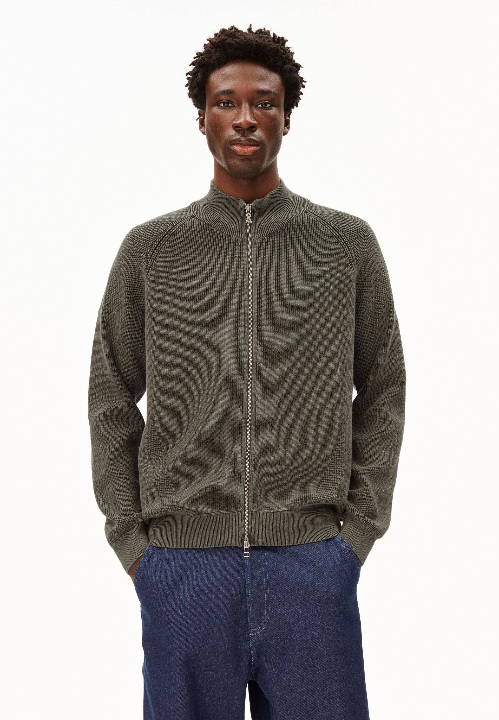 AARTYOM GMT DYE | forest pine Cardigan aus Bio-Baumwolle M von ARMEDANGELS