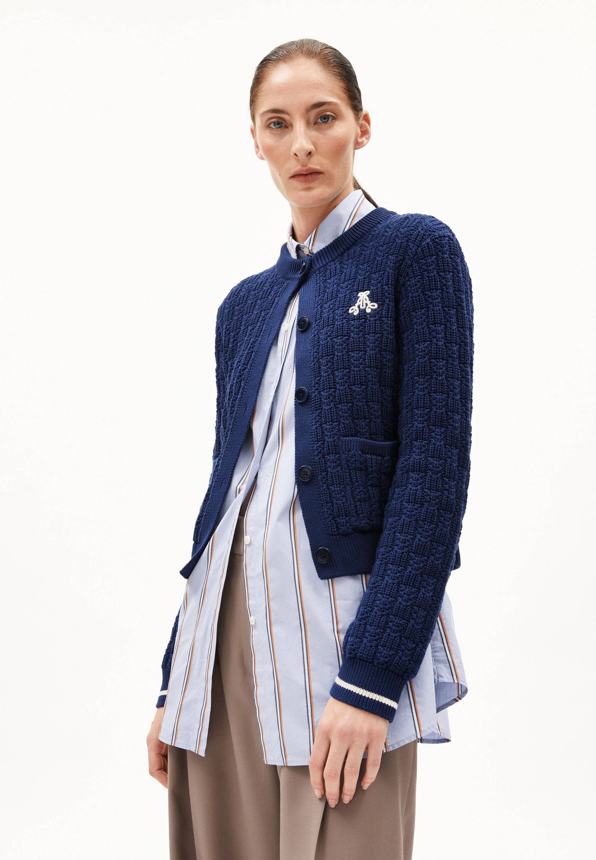 JULIAANAS STRUCTURE | blue noon Strickjacke aus Bio-Baumwolle L von ARMEDANGELS