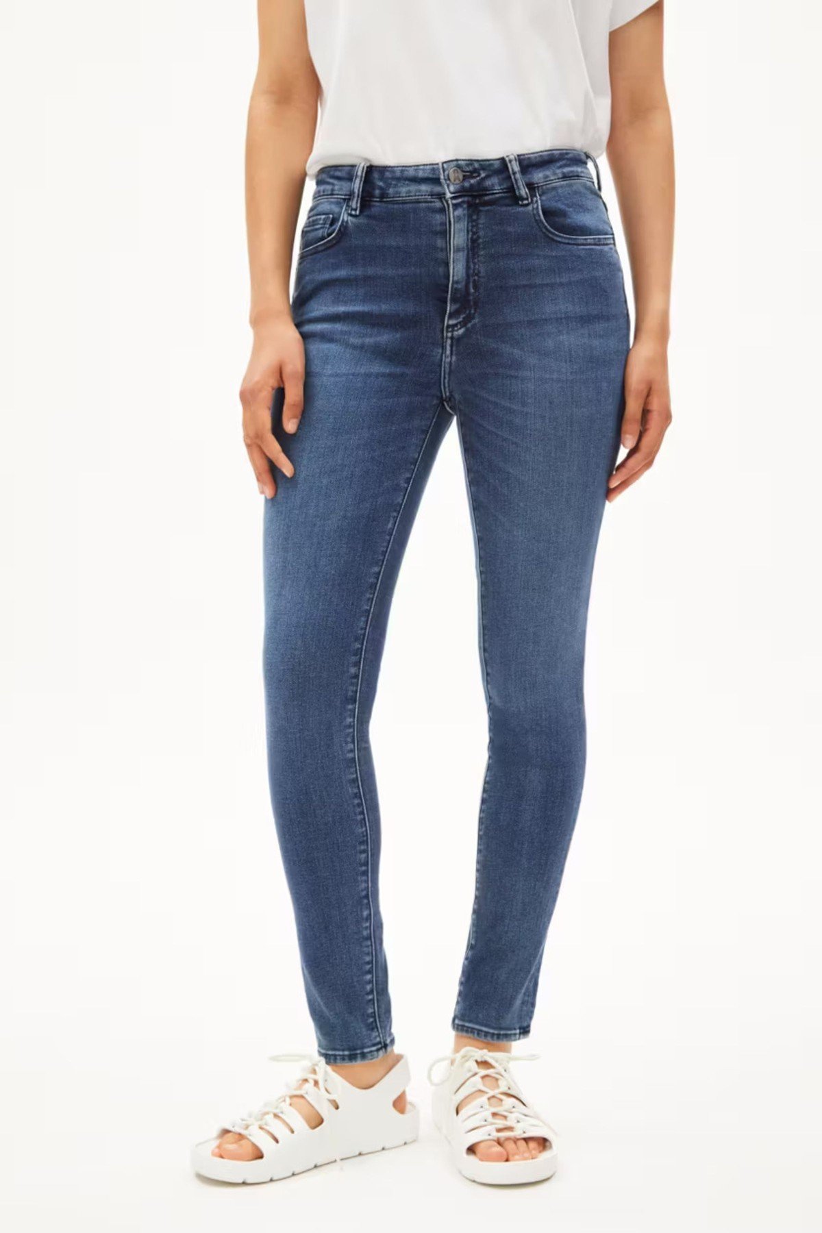 Jeans Tillaa x Stretch Comfort Galaxy Blue von ARMEDANGELS