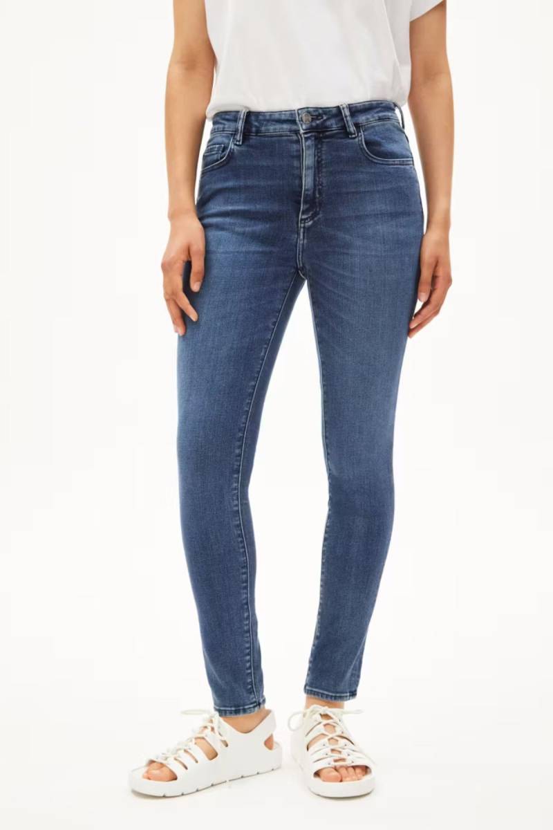Jeans Tillaa x Stretch Comfort Galaxy Blue von ARMEDANGELS