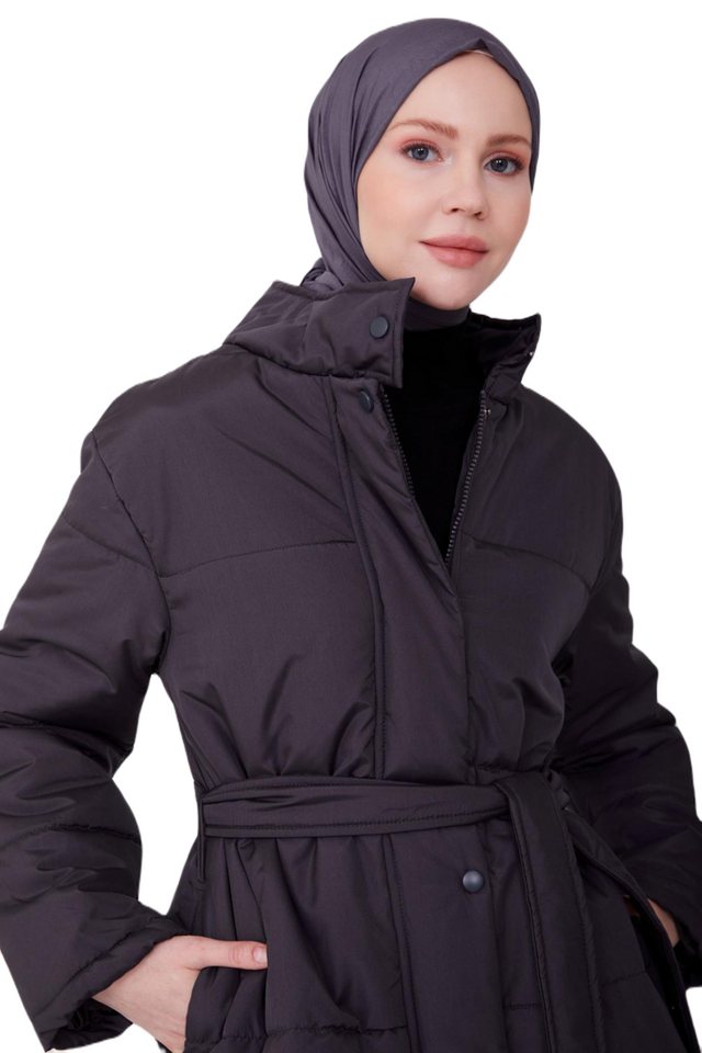 ARMİNE Wintermantel Armine-Puffermantel mit Taillengürtel – moderne und elegante Hijab-Mod von ARMİNE