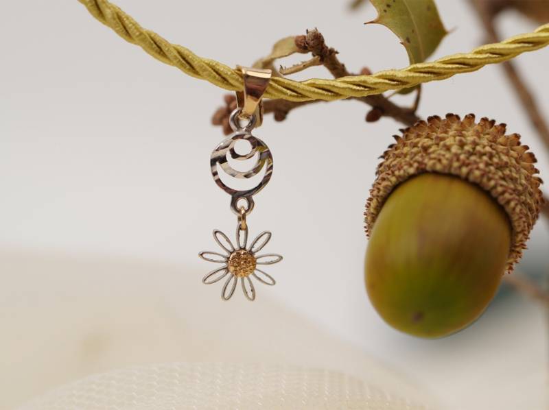 14K Solid Gold Blumen Anhänger, Zweifarbige Gänseblümchen Charm, Anhänger von ARMMAJewelry