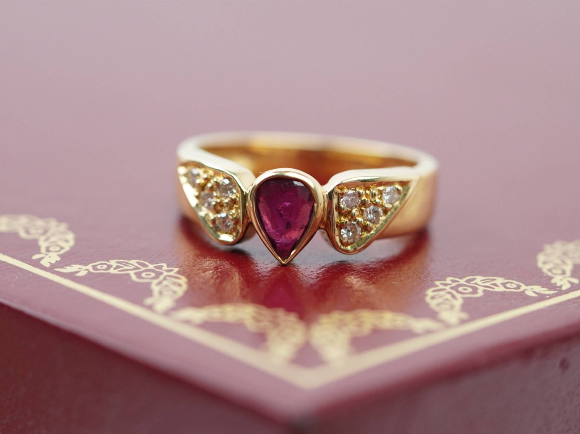 18K Vintage Pear Cut Rubin Und Diamant Ring, Solid Gold Statement Ring Mit Edelsteinen 18K Vintage Pear Cut Rubin Und Diamant Ring, Solid Gold Statement Ring Mit Edelsteinen von ARMMAJewelry