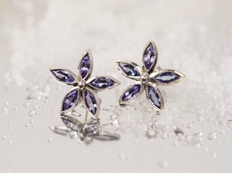 9K Vintage Blumen Ohrstecker Mit Wunderschönem Tansanit, Edelstein Ohrringe Tansanit von ARMMAJewelry