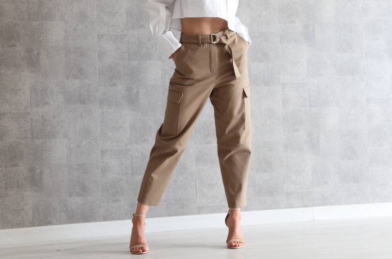 Beige Carrot Fit Cargohose - Hose Mit Hoher Taille Und Passendem Gürtel von ARNAZAROVA