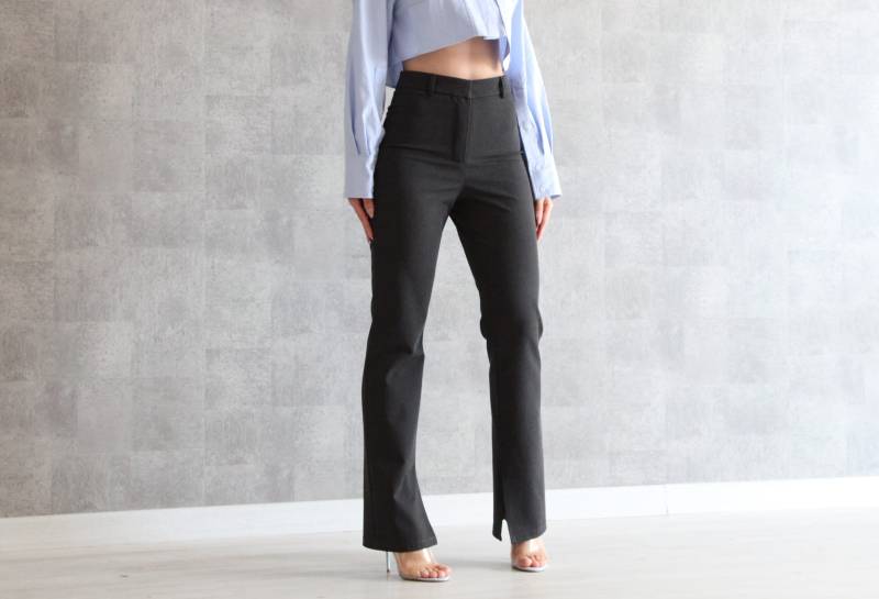 Graue Schlaghose - Handgemachte Hose Mit Hoher Taille Und Geschlitzten Säumen von ARNAZAROVA