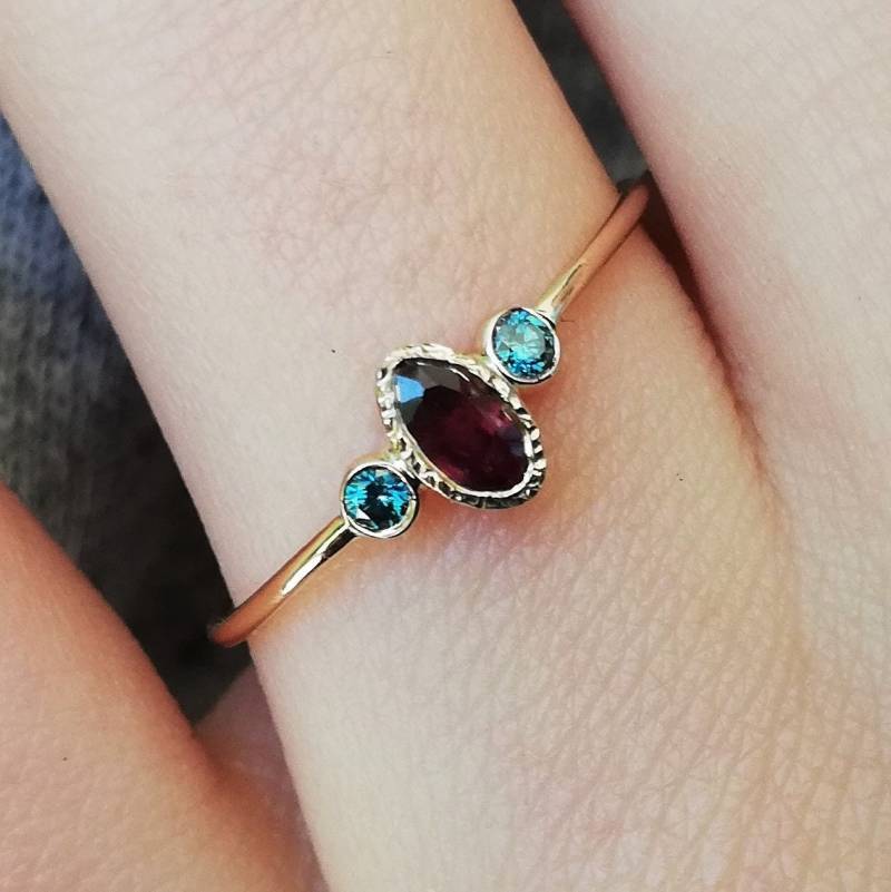 Ovaler Rubin-Verlobungsring, Rubin - Und Diamantring, Blauer Diamant, Einzigartiger Drei-stein-Verlobungsring von ARPELC