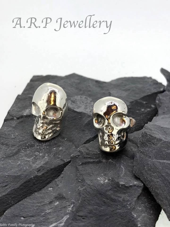 Totenkopf Manschettenknöpfe 925Er Silber An Silbernen Manschettenbügeln Totenkopf Manschettenknöpfe 925Er Silber An Silbernen Manschettenbügeln von ARPJewellery