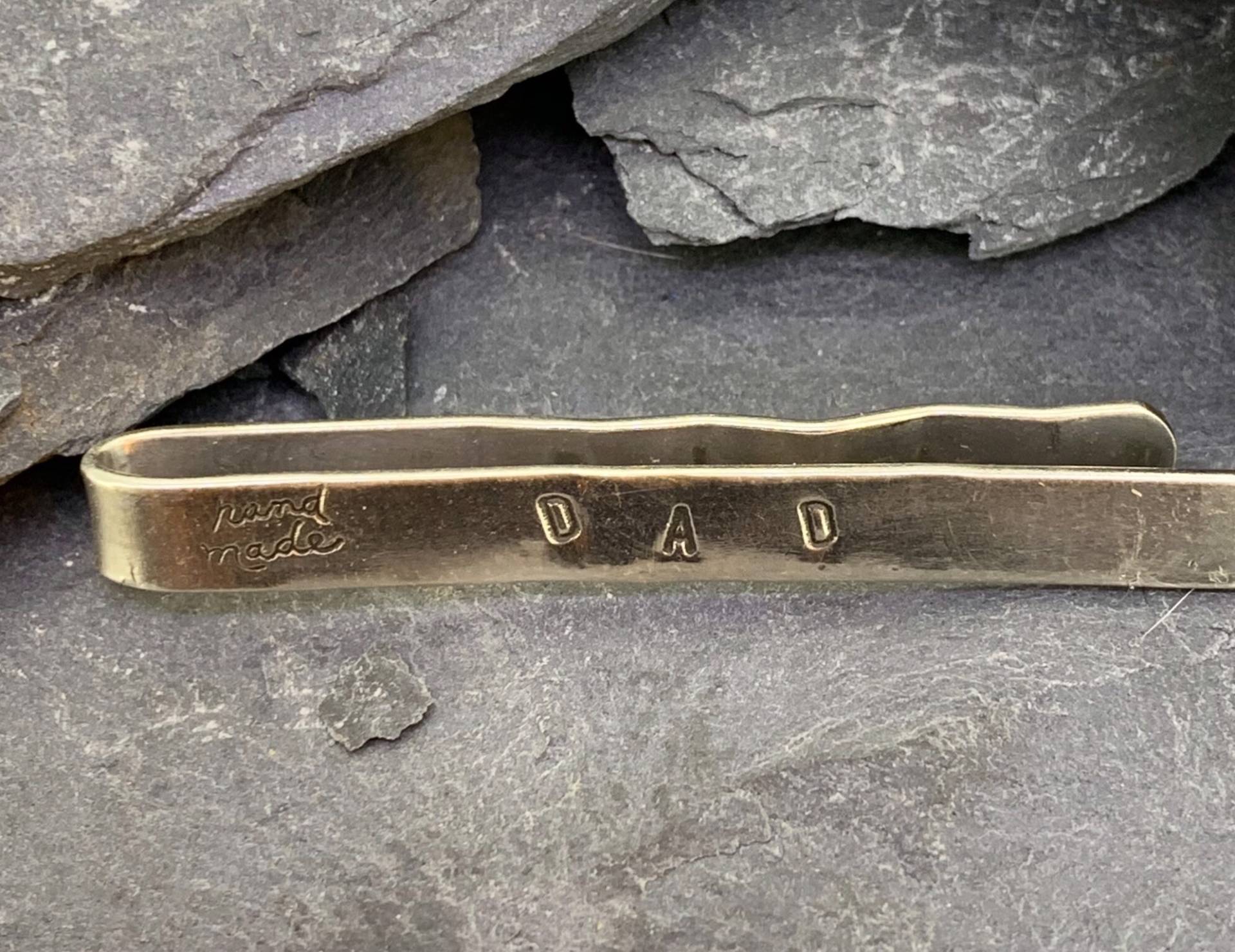 sterling Silber Krawattennadel Mit Dem Wort Papa Auf Der Vorderseite Gestempelt sterling Silber Krawattennadel Mit Dem Wort Papa Auf Der Vorderseite Gestempelt von ARPJewellery