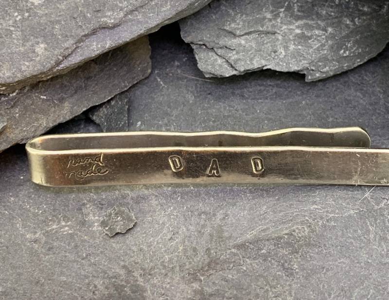 sterling Silber Krawattennadel Mit Dem Wort Papa Auf Der Vorderseite Gestempelt sterling Silber Krawattennadel Mit Dem Wort Papa Auf Der Vorderseite Gestempelt von ARPJewellery