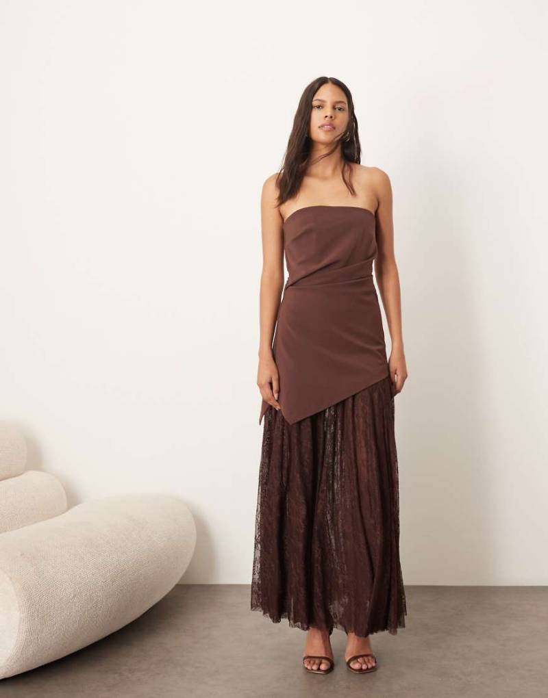 ARRANGE - Asymmetrisch geschnittenes, trägerloses Longline-Maxikleid in Schokobraun mit Spitzenrock von ARRANGE