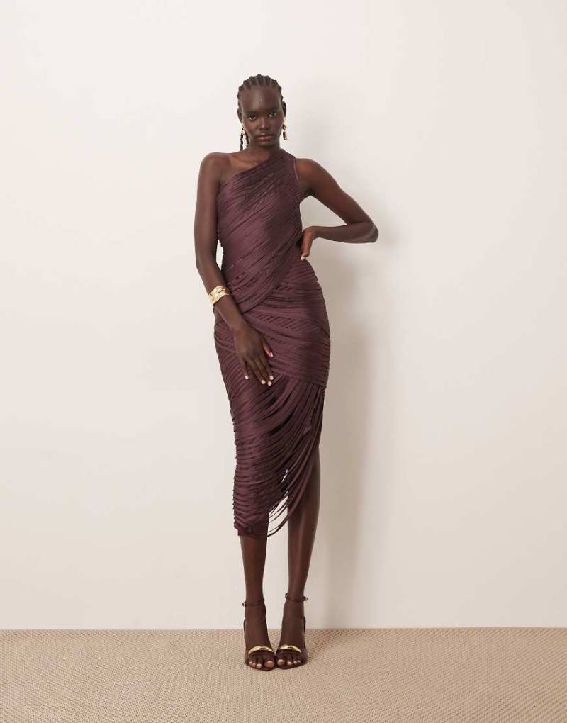 ARRANGE - Asymmetrisches, drapiertes Midaxikleid in Burgunderrot mit One-Shoulder-Träger und Fransen von ARRANGE