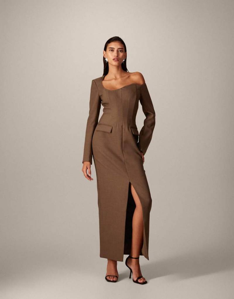 ARRANGE - Asymmetrisches, strukturiertes Midikleid in Braun mit welligem Ausschnitt-Brown von ARRANGE
