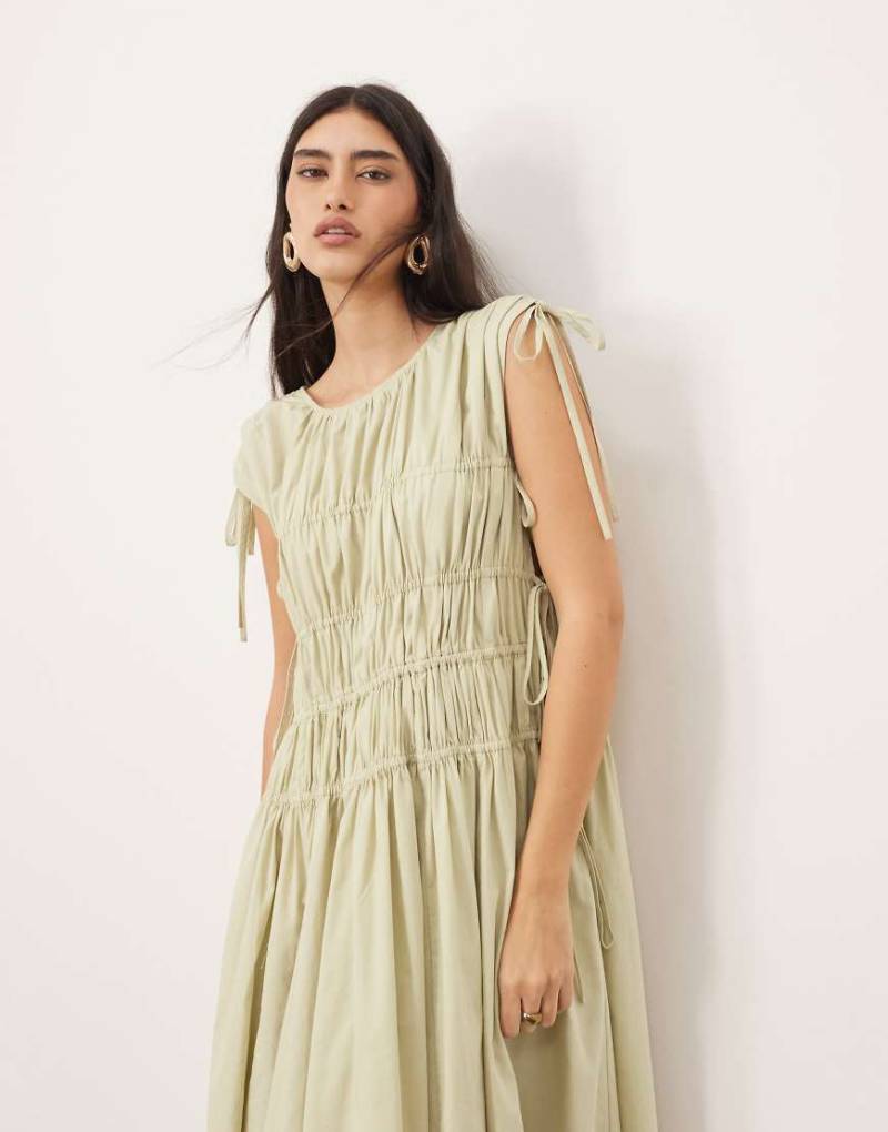 ARRANGE - Ausgestelltes Midikleid aus Baumwolle in verwaschenem Salbeigrün mit Kordelzug und Taschen-Gelb von ARRANGE