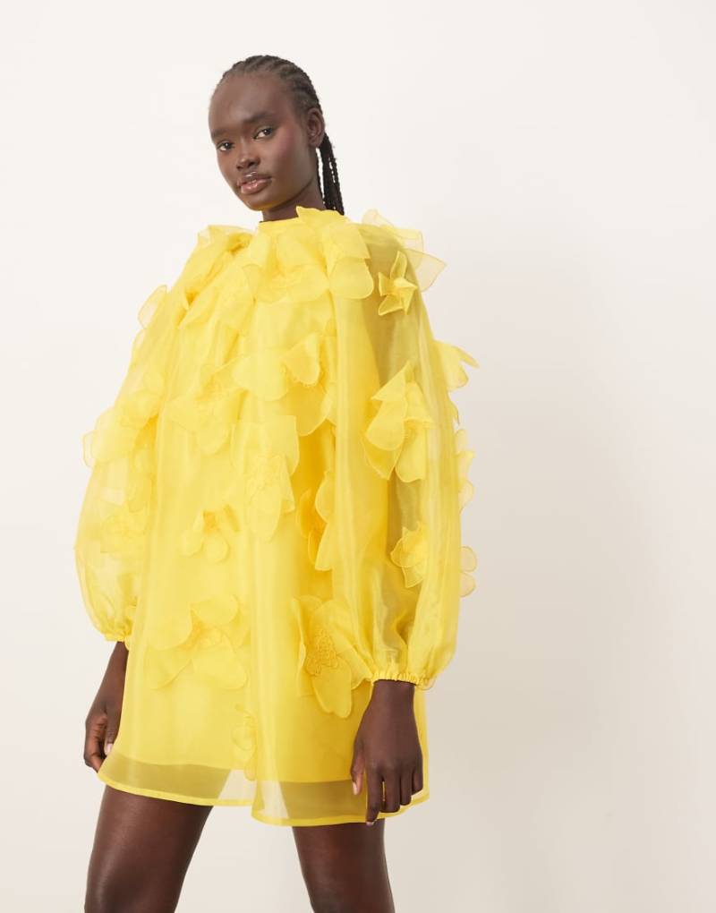 ARRANGE - Ausgestelltes Minikleid aus Organza in Gelb mit Blumenapplikation und hohem Ausschnitt von ARRANGE