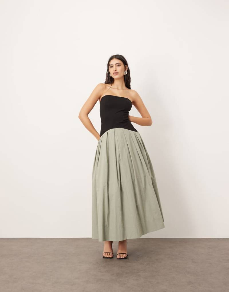 ARRANGE - Bandeau-Maxikleid in kontrastierendem Schwarz und Salbeigrün mit abfallender Taillennaht von ARRANGE