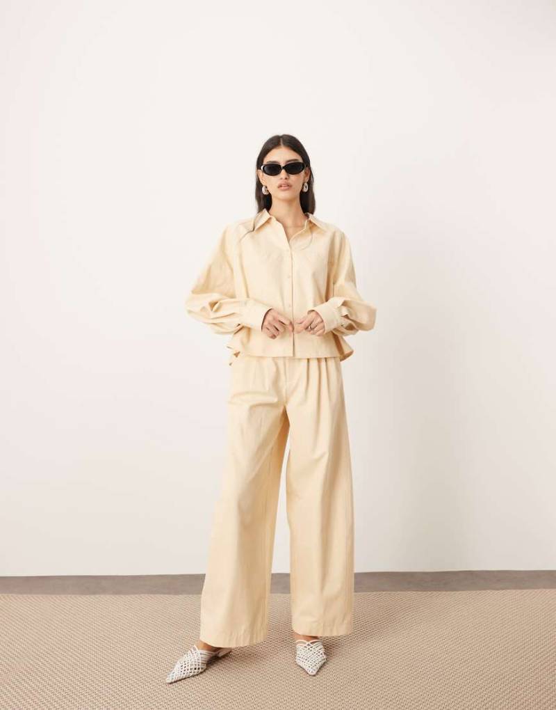 ARRANGE - Barrel Fit Hose in Buttermilchgelb mit strukturiertem Bundfalten-Detail und weitem Bein von ARRANGE