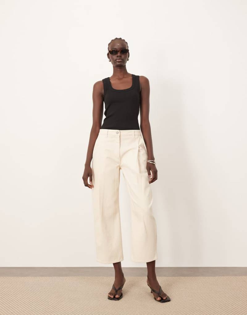 ARRANGE - Rumi - Barrel-Jeans in Ecru mit Faltendetail-Weiß von ARRANGE