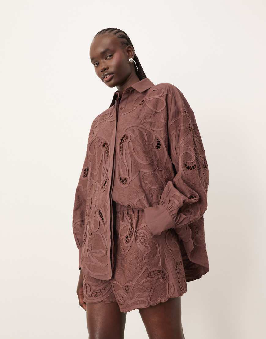 ARRANGE - Baumwoll-Shorts in Schokobraun mit symmetrisch besticktem, floralem Durchbruchmuster, Kombiteil von ARRANGE