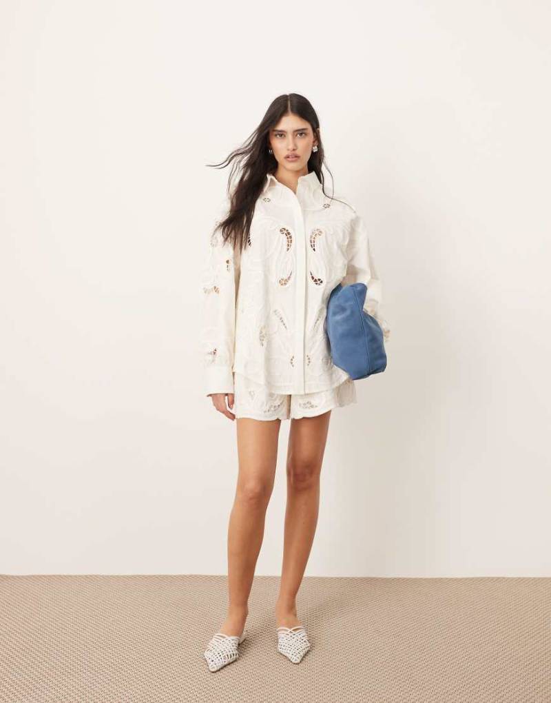 ARRANGE - Baumwoll-Shorts in Weiß mit symmetrisch besticktem, floralem Durchbruchmuster, Kombiteil von ARRANGE