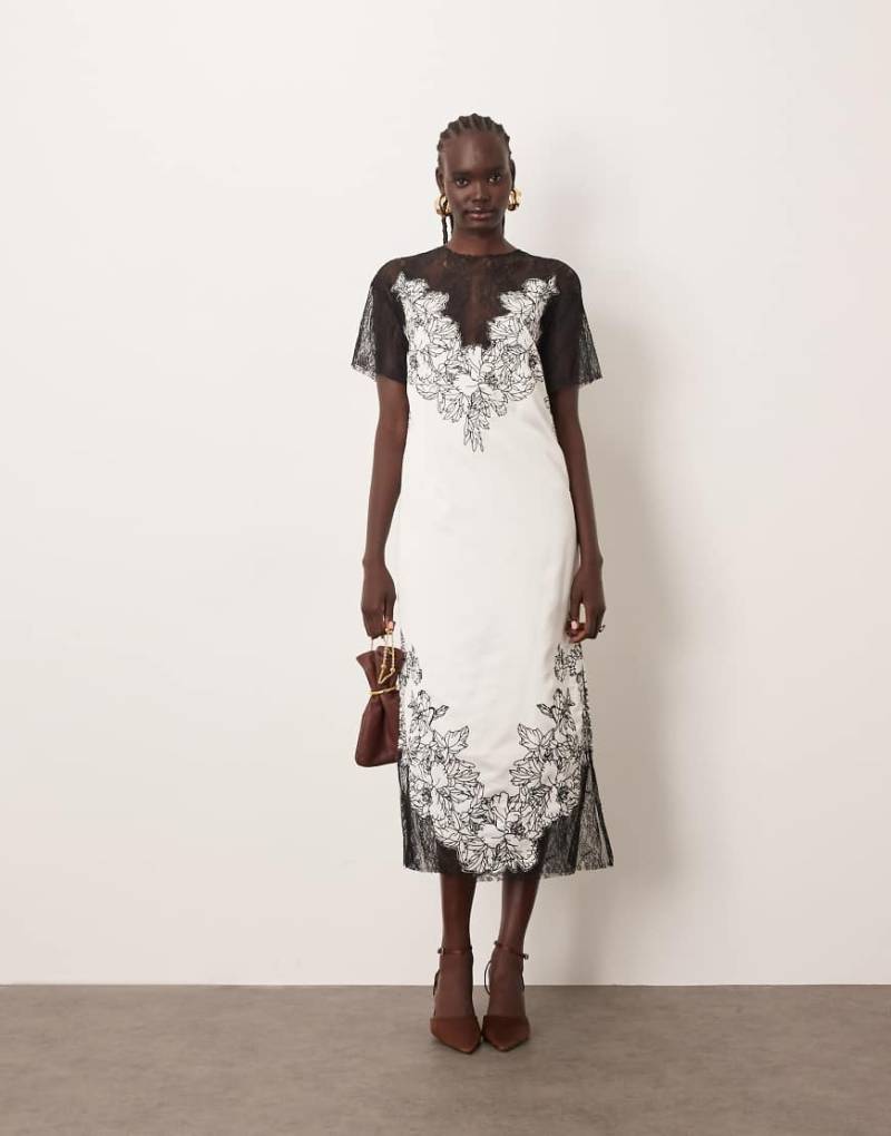 ARRANGE - Besticktes Midi-Säulenkleid aus Satin in Elfenbeinweiß mit Spitzenapplikation von ARRANGE