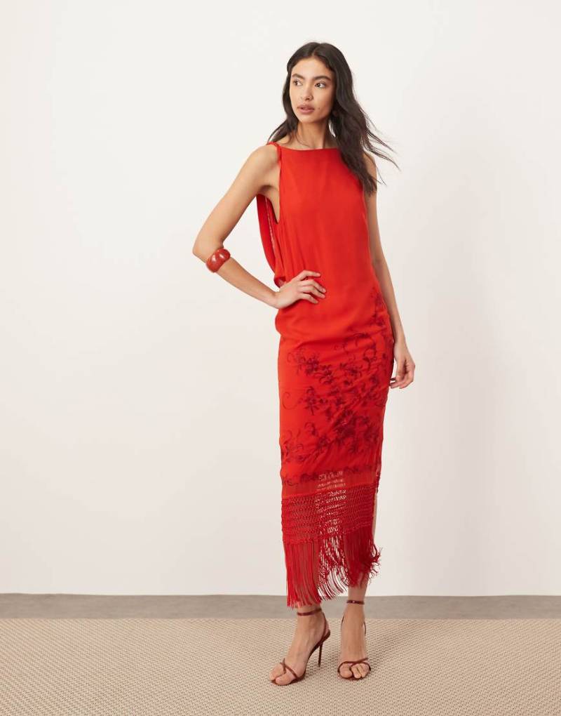 ARRANGE - Besticktes Midikleid in Rot mit Fransensaum und drapierter Rückseite von ARRANGE