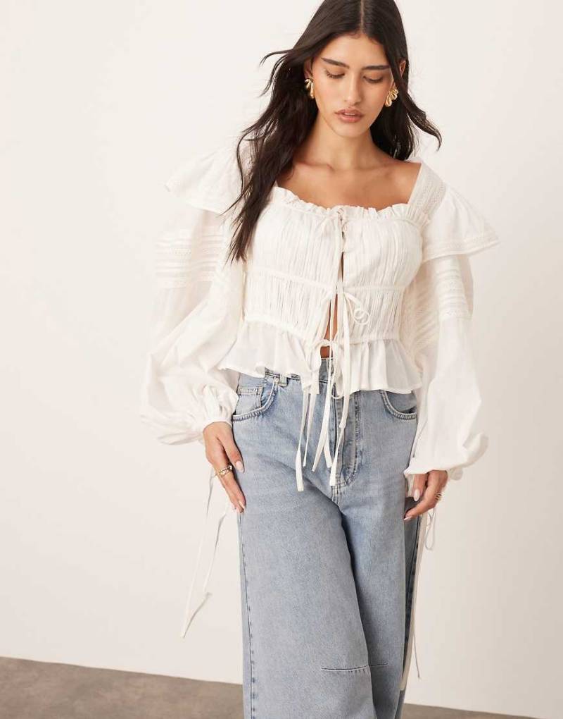 ARRANGE - Bluse aus Baumwoll-Voile in Weiß mit Spitzenborte und gebundener Vorderseite von ARRANGE