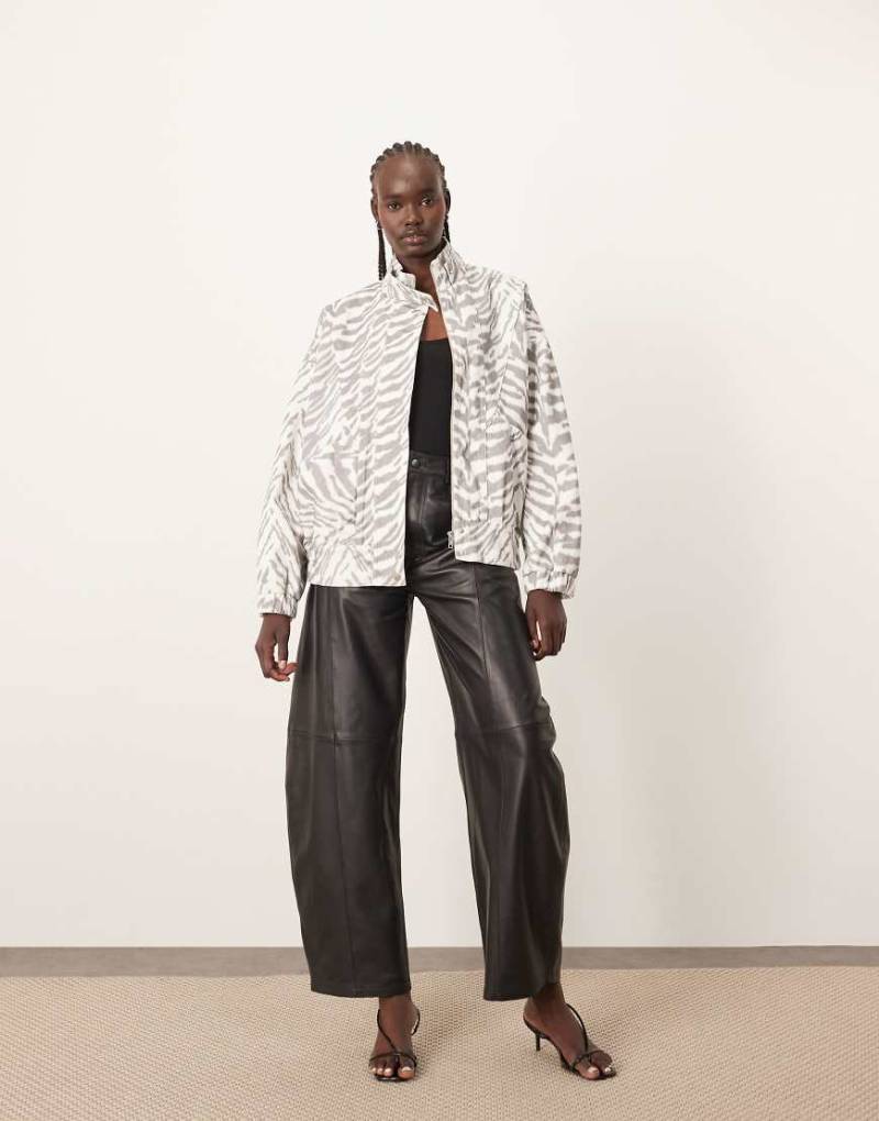 ARRANGE - Bomber-Jeansjacke mit Tigerprint und Ziernähten-Bunt von ARRANGE