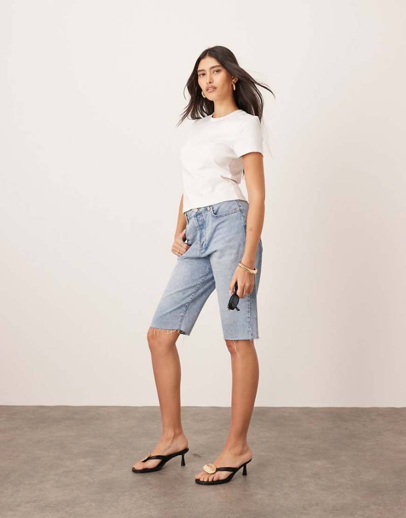 ARRANGE - Cleo - Longline-Jeansshorts in mittelblauer Waschung mit unversäubertem Saum von ARRANGE