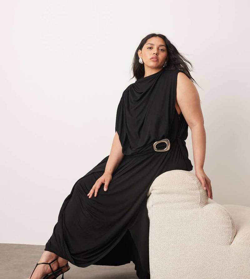 ARRANGE Curve - Ärmelloses Midikleid in Schwarz mit drapiertem Saum und Schnalle von ARRANGE