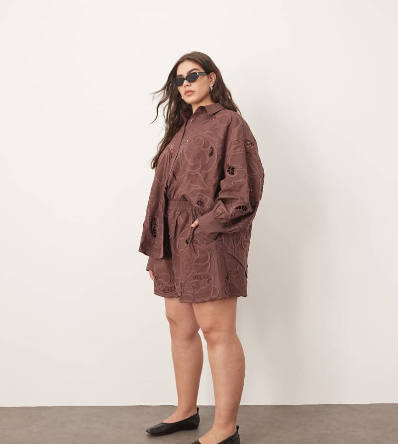 ARRANGE Curve - Baumwoll-Shorts in Schokobraun mit asymmetrisch besticktem, floralem Durchbruchmuster, Kombiteil von ARRANGE