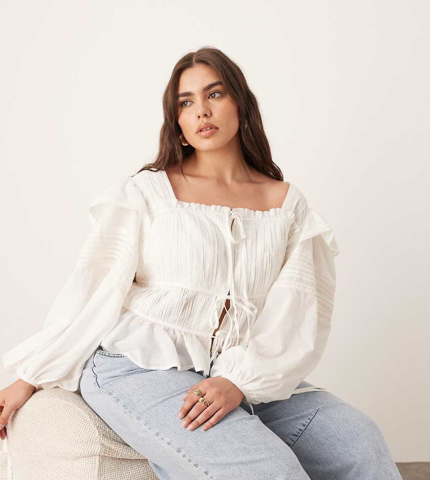 ARRANGE Curve - Bluse aus Baumwoll-Voile in Weiß mit Spitzenborte und gebundener Vorderseite von ARRANGE