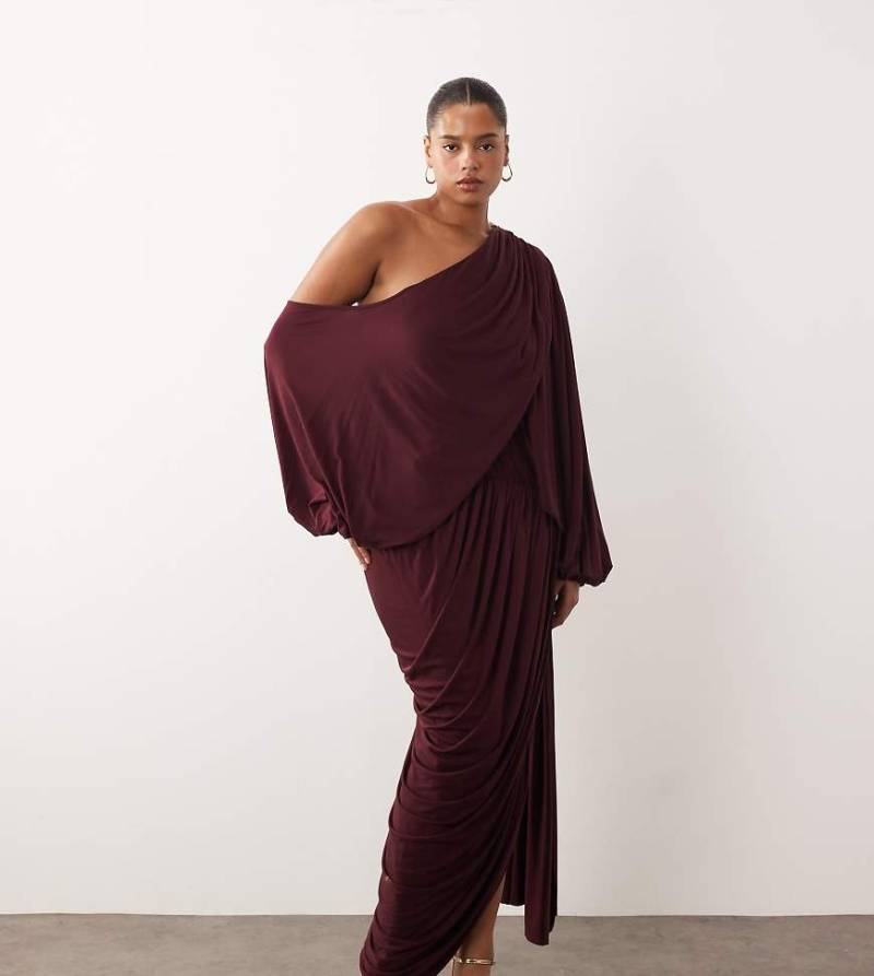 ARRANGE Curve - Drapiertes Midikleid in Burgunderrot mit abfallender Schulterpartie und Schleppe von ARRANGE