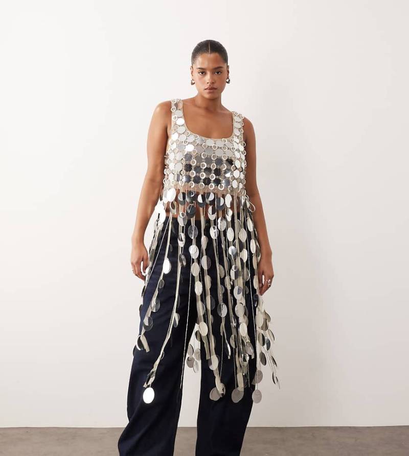 ARRANGE Curve - Futuristisches Cropped-Oberteil in Silberoptik mit Pailletten und Fransensaum in 3D-Optik von ARRANGE