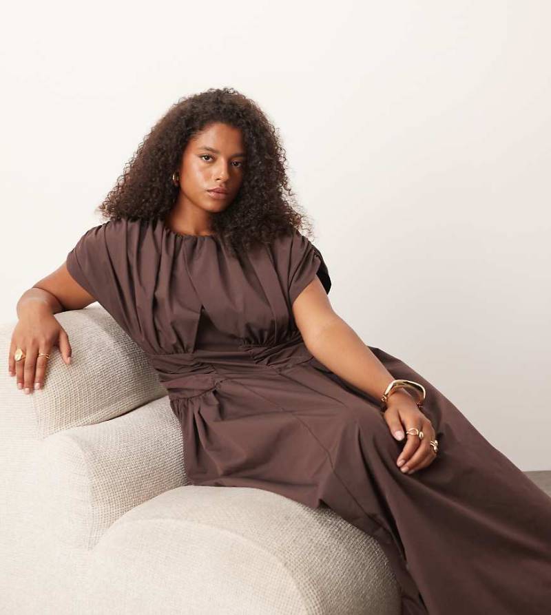ARRANGE Curve - Gerafftes Maxikleid in Schokobraun mit weitem Rock und betonter Taille-Brown von ARRANGE